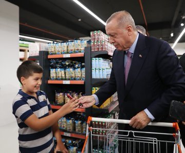 Ο Ρετζέπ Ταγίπ Ερντογάν προσφέρει μια σοκολάτα σε ένα παιδί στο σούπερ μάρκετ