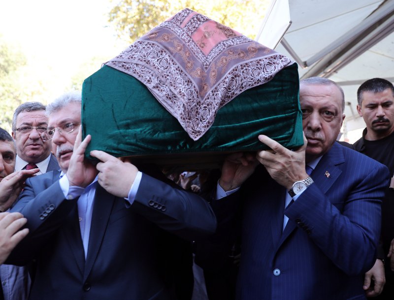 Ο Ερντογάν κουβαλά το φέρετρο της μητέρας του αντιπροέδρου του κόμματός του