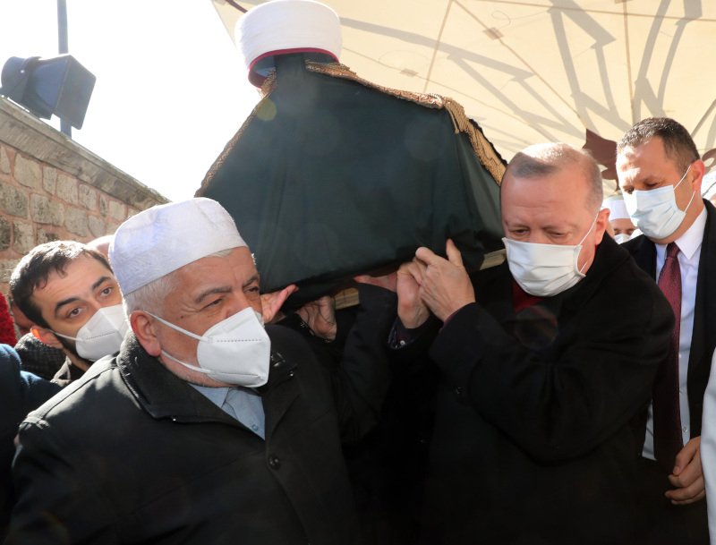 Ο Ερντογάν κουβάλησε ακόμη και το φέρετρο του στενού του φίλου που πέθανε από κορωνοϊό