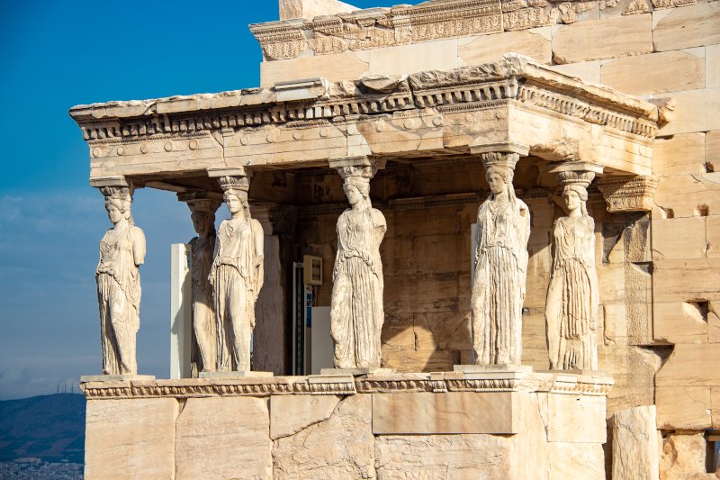 Όπως ισχυρίζεται ο Ολλανδός αρχαιολόγος, είναι πιο πιθανό το Ερέχθειο να λεγόταν Παρθενώνας, δηλαδή «Οικία των Παρθένων» εξ ου και οι Καρυάτιδες