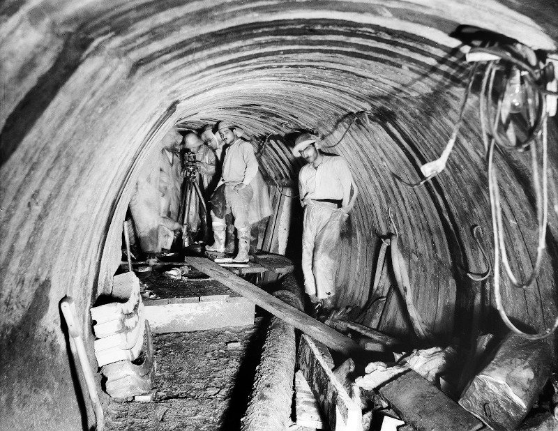 Εργασίες μηχανικών για την κατασκευή της Σήραγγας Μπογιατίου/ Φωτογραφία: Ιστορικό Αρχείο ΕΥΔΑΠ