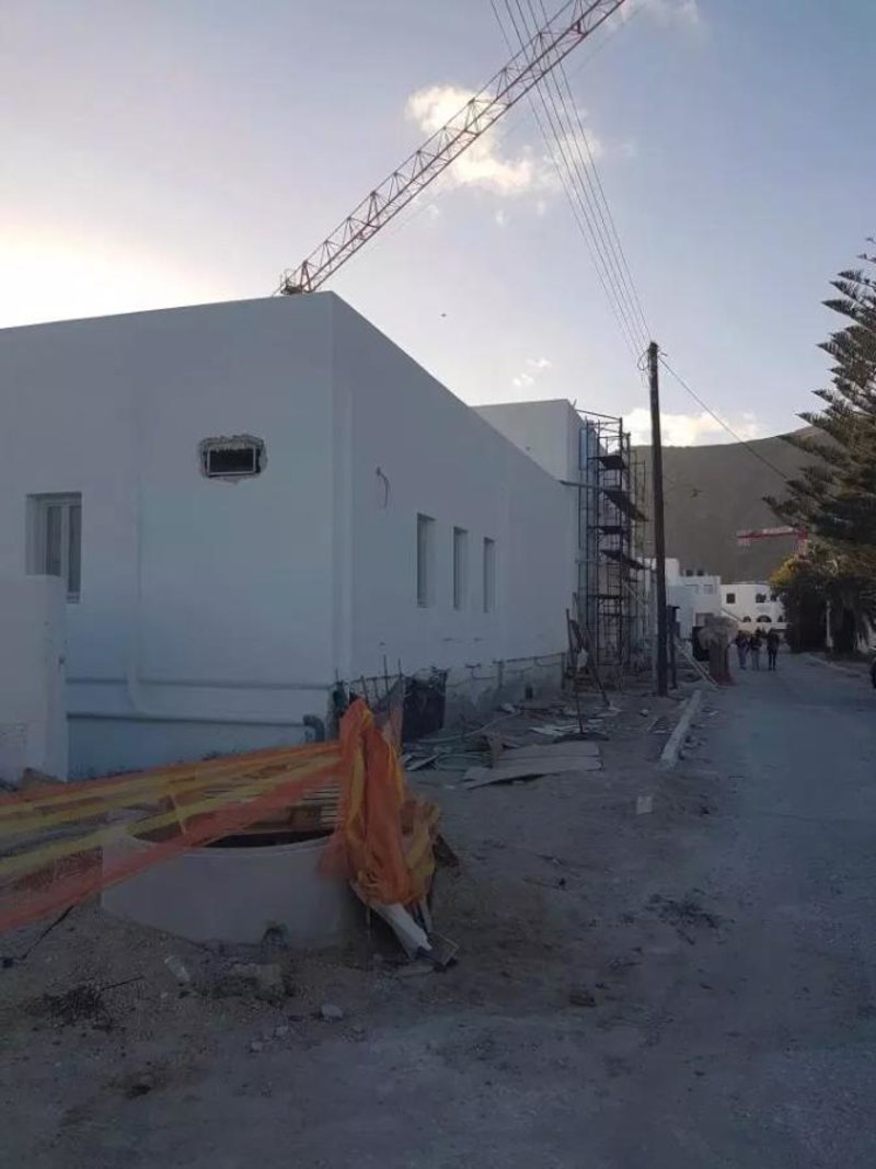 Η μία πλευρά της οικοδομής του ξενοδοχείου