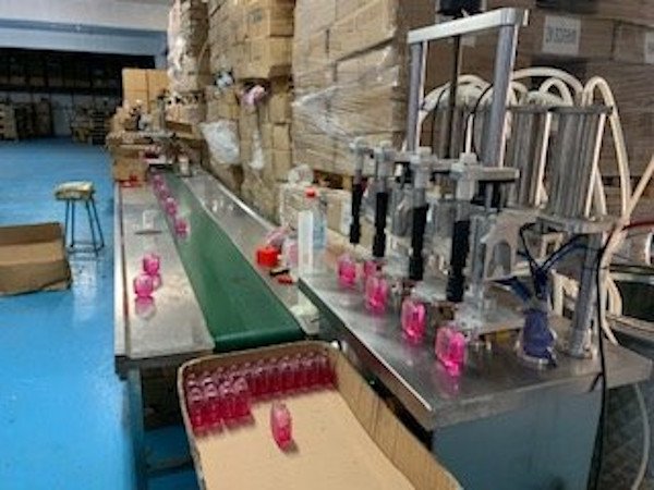 Εργοστάσιο με προϊόντα μαϊμού