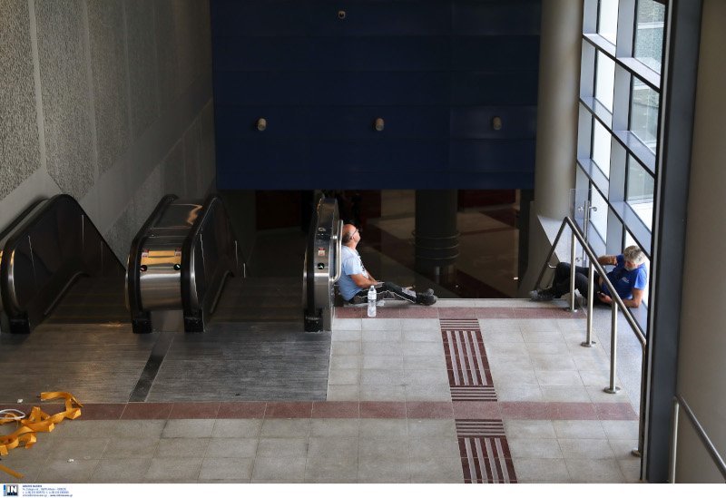 Λίγη ξεκούραση για τους ανθρώπους που δουλεύουν για να είναι όλα στην εντέλεια τη Δευτέρα/ Φωτογραφία: intime news