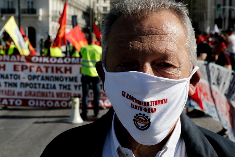 Διαδηλωτής με μάσκα