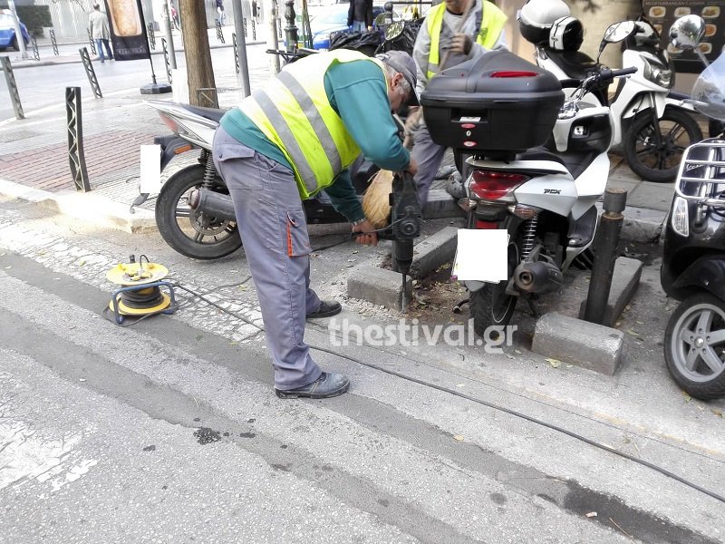εργάτης σπάει τσιμέντο