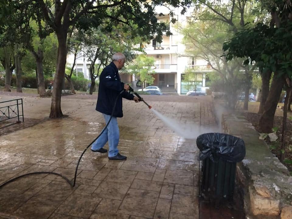 εργατης πλένει