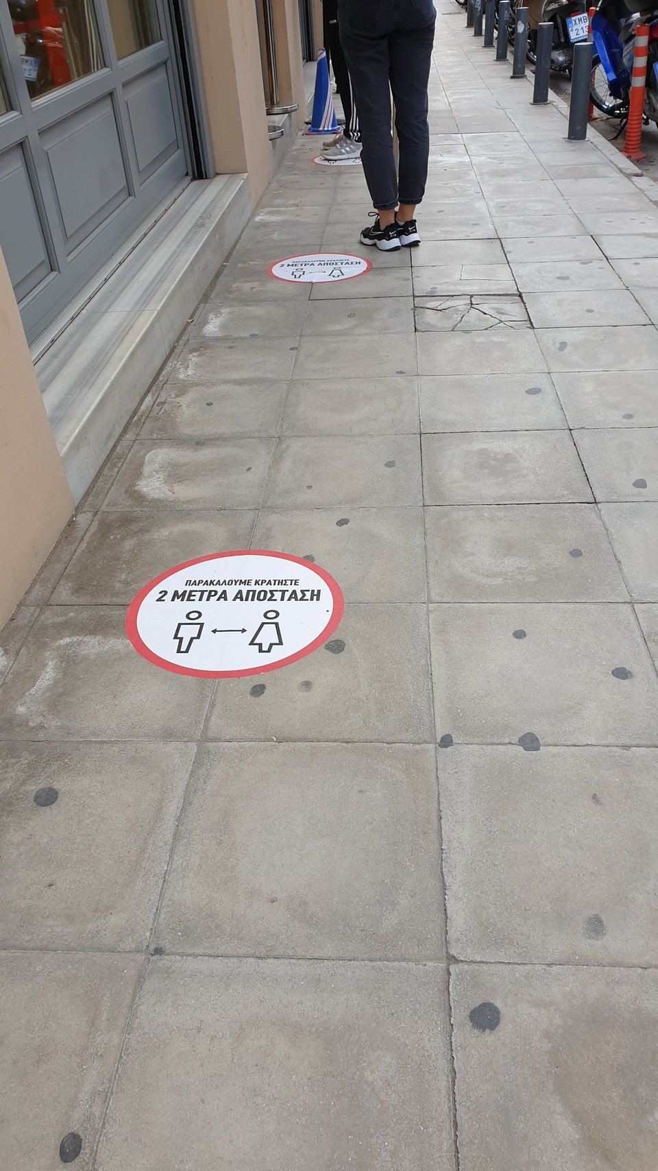 Τα απαραίτητα αυτοκόλλητα για να τηρούνται οι αποστάσεις