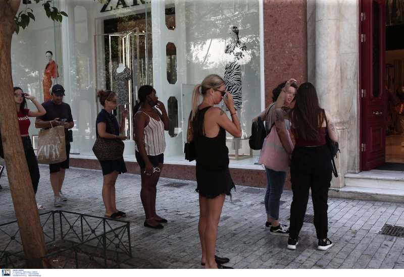 Ουρές έξω από καταστήματα