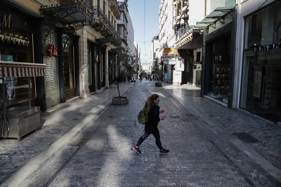 Ερημη η άλλοτε πολυσύχναστη οδός Ερμού στην καρδιά της Αθήνας