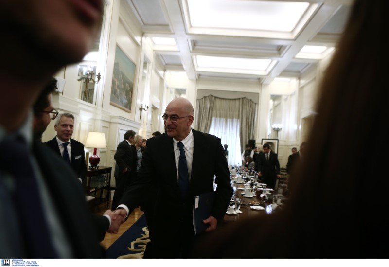 Ο Νίκος Δένδιας υποδέχεται χαμογελαστός τα μέλη του ΕΣΕΠ
