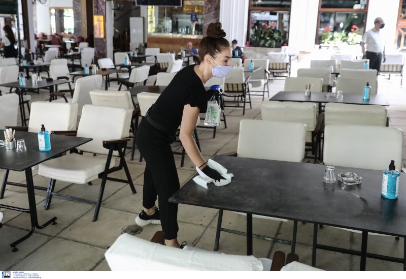 Υπάλληλος καθαρίζει λόγω της πανδημίας
