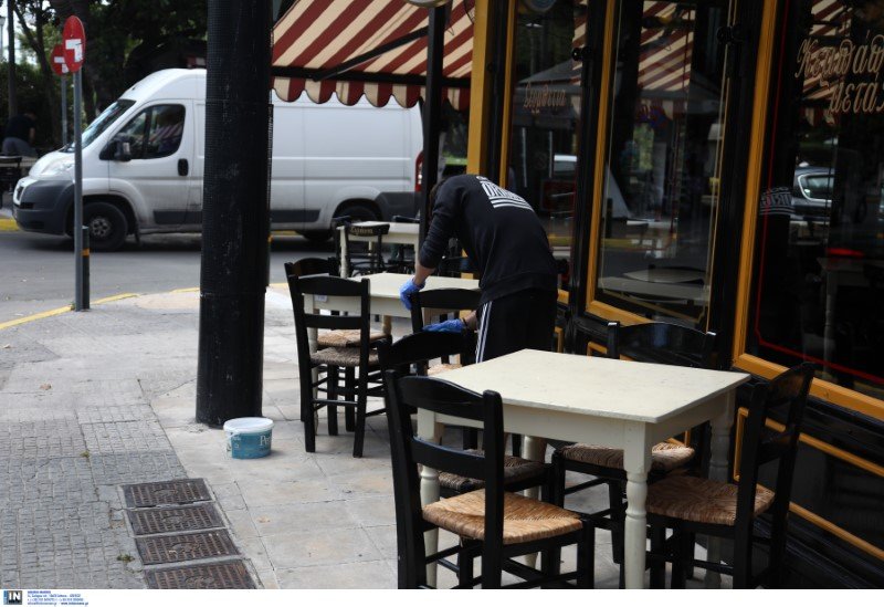 Προετοιμασίες σε κατάστημα εστίασης