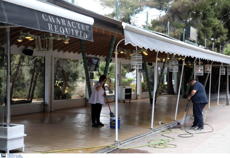 Προετοιμασίες σε κατάστημα εστίασης