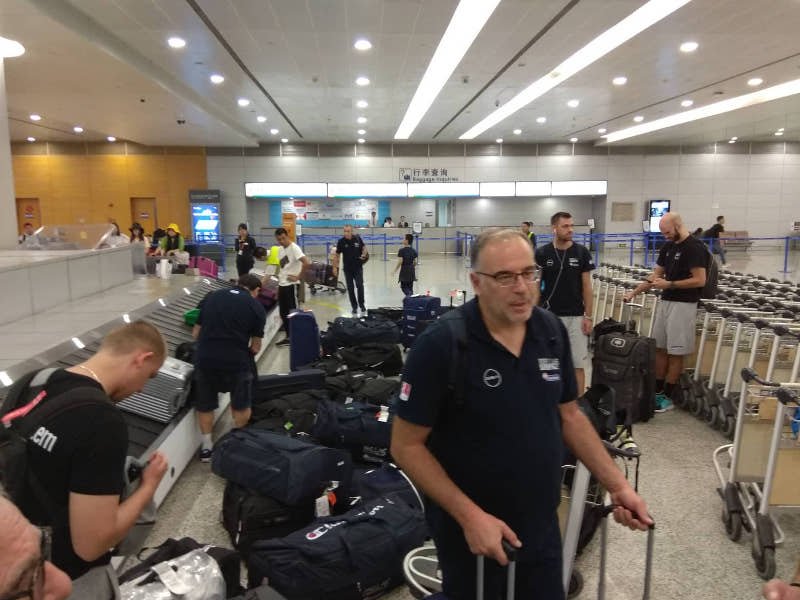 Ο Θανάσης Σκουρτόπουλος στον χώρο παραλαβής των αποσκευών