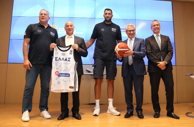 Θανάσης Σκουρτόπουλος και Γιάννης Μπουρούσης με στελέχη της Eurobank