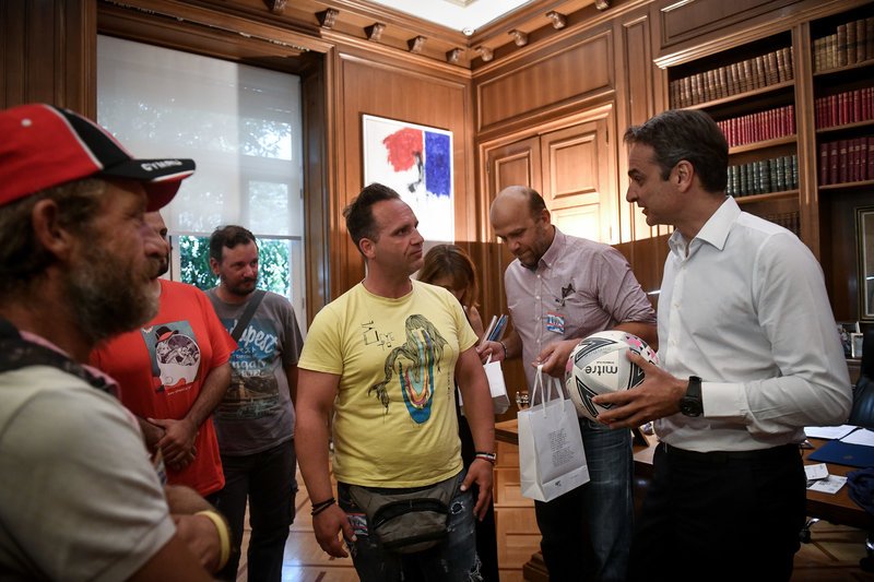 Ο πρωθυπουργός, Κυριάκος Μητσοτάκης με μια μπάλα στα χέρια