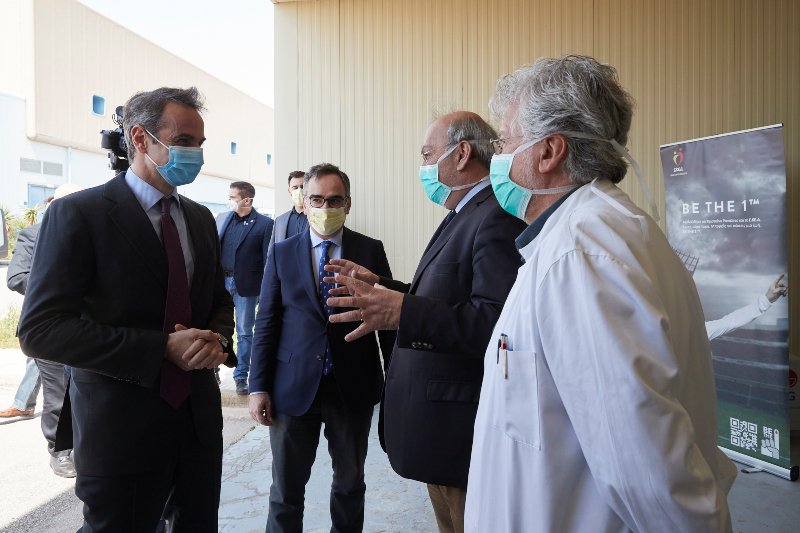Ο Κυριάκος Μητσοτάκης με τον υφυπουργό Υγείας, Βασίλη Κοντοζαμάνη στο Εθνικό Κέντρο Αιμοδοσίας