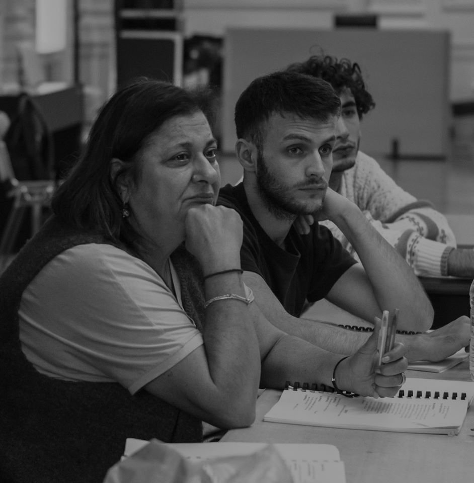 Σε πρώτο πλάνο η Ελισσάβετ Κωνστνατινίδου ακούει τον Δημήτρη Λιγνάδη / Φωτογραφία Πέννυ Καραχάλιου