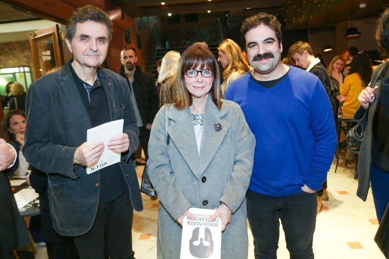 Ο Παύλος Κοτσώνης, η Αικατερίνη Σακελλαροπούλου και ο σκηνοθέτης της παράστασης Γιώργος Τσουρής