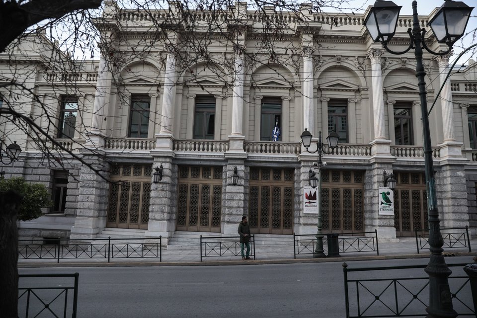 Κλειστές από χθες οι πόρτες στο εμβληματικό κτίριο Τσίλερ, την ναυαρχίδα του Εθνικού Θεάτρου στην οδό Αγ. Κωνσταντίνου / Eurokinissi Στέλιος Μίσινας
