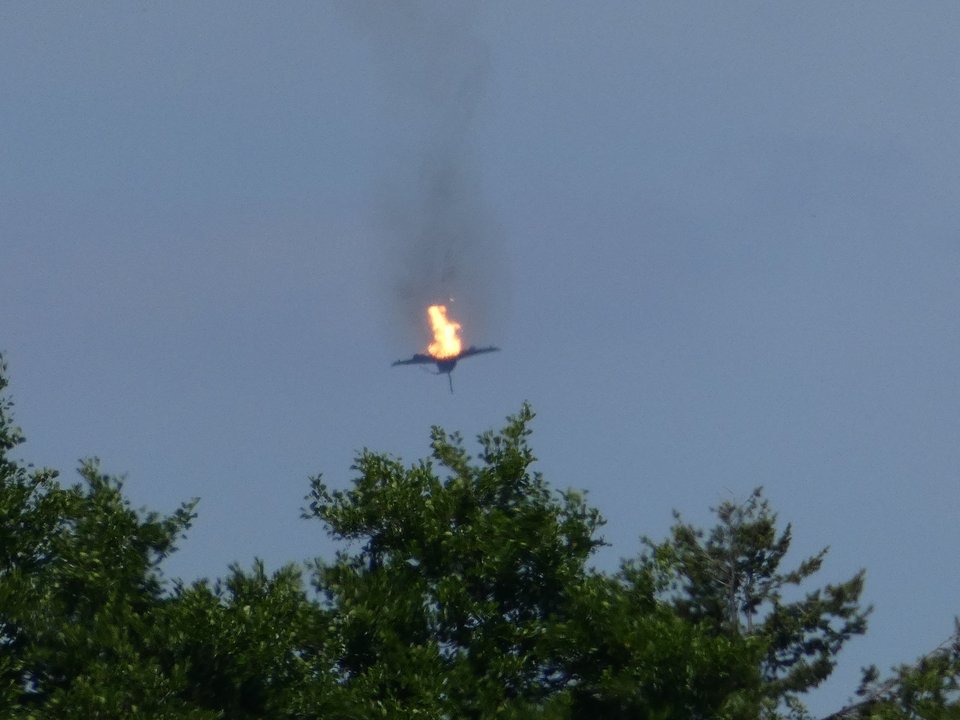 Φλεγόμενο το ένα από τα δύο Eurofighter πέφτει στο έδαφος
