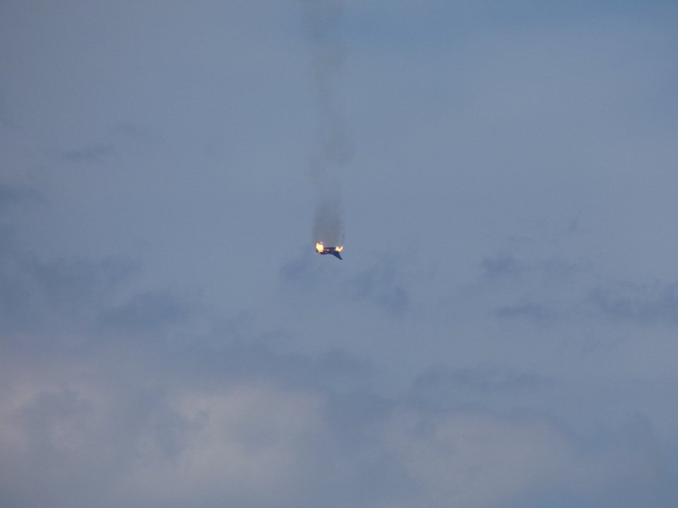 Φλεγόμενο το ένα από τα δύο Eurofighter πέφτει στο έδαφος