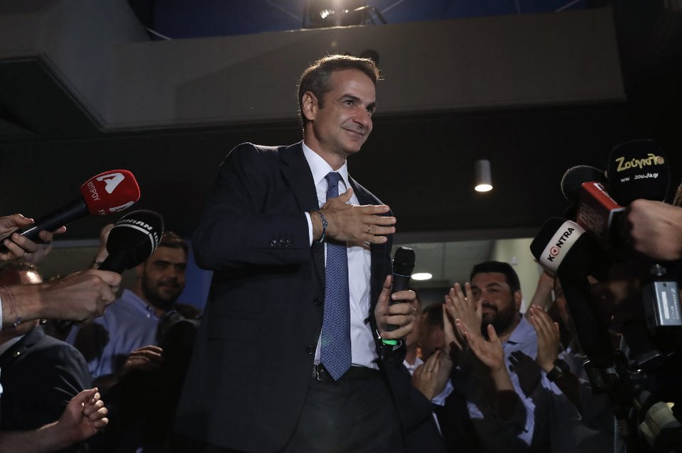 Ο Κυριάκος Μητσοτάκης χαίρει θριαμβευτικής υποδοχής από πλήθος κόσμου έξω από την Πειραιώς