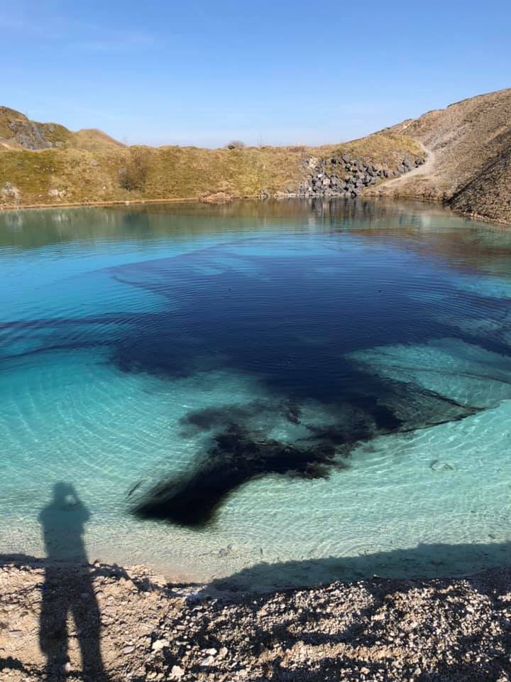 Η εντυπωσιακή λίμνη βάφεται μαύρη