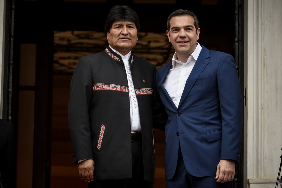 Ο Εβο Μοράλες και ο Αλέξης Τσίπρας αγκαλιασμένοι στο Μέγαρο Μαξίμου