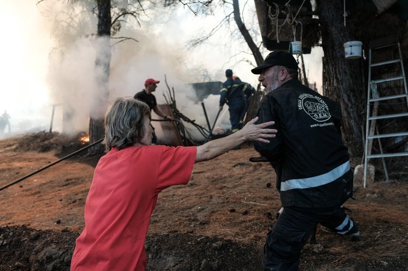 Κάτοικοι και πυροσβέστες στη μάχη της πυρόσβεσης
