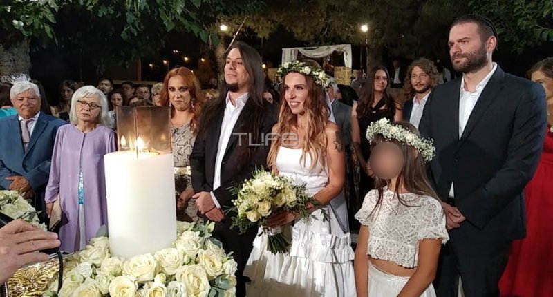Η γνωστή τραγουδίστρια και ο κιθαρίστας, μετά από τέσσερα χρόνια σχέσης αντάλλαξαν όρκους όρκους αιώνιας αγάπης, πίστης και αφοσίωσης, στον Iερό Ναό της Κοίμησης Θεοτόκου Παλαιοπαναγιάς, στην Κάντζα.