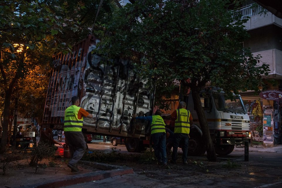 Η στιγμή που το γερανοφόρο σηκώνει το κοντέινερ από την πλατεία Εξαρχείων.
