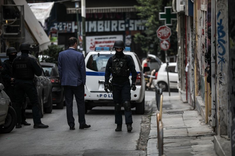 Αστυνομικές δυνάμεις έξω από το διαμέρισμα στα Εξάρχεια