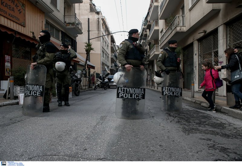Διμοιρία των ΜΑΤ στα Εξάρχεια έχει αποκλείσει συγκεκριμένη περιοχή την ώρα της επιχείρησης