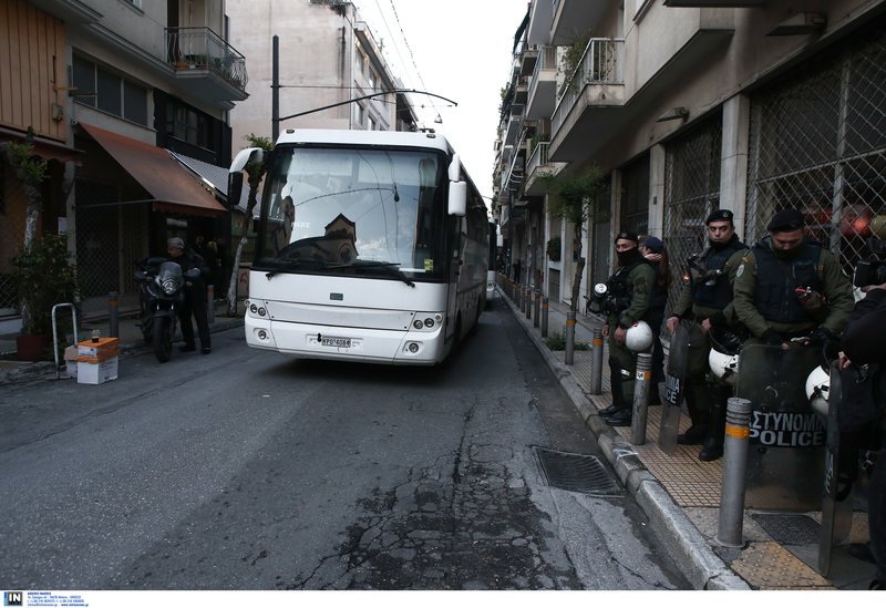 Εξω από τα υπό κατάληψη σπίτια έφτασε πούλμαν προκειμένου να επιβιβαστούν οι καταληψίες και να μεταφερθούν στη ΓΑΔΑ