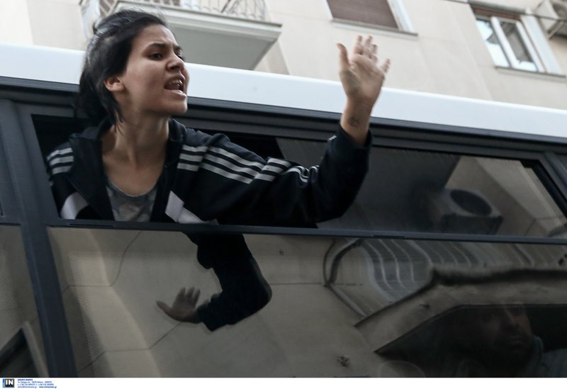 Καταληψίας που έχει προσαχθεί φωνάζει στους αστυνομικούς