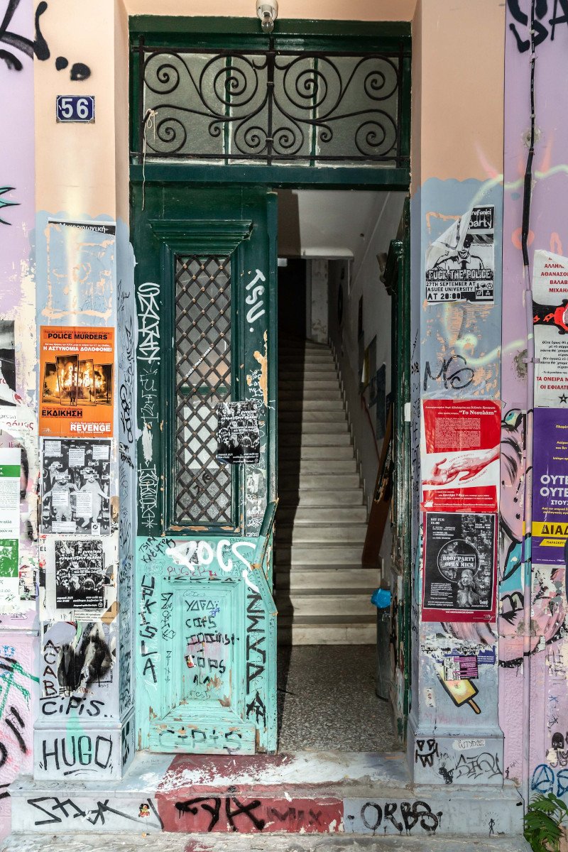Εξάρχεια αστυνομική επιχείρηση σε υπό κατάληψη κτίρια