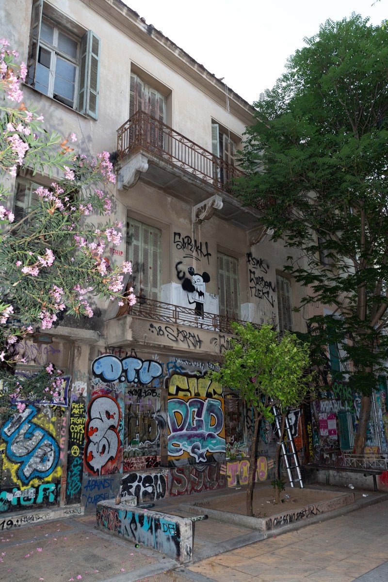 Εξάρχεια αστυνομική επιχείρηση σε υπό κατάληψη κτίρια