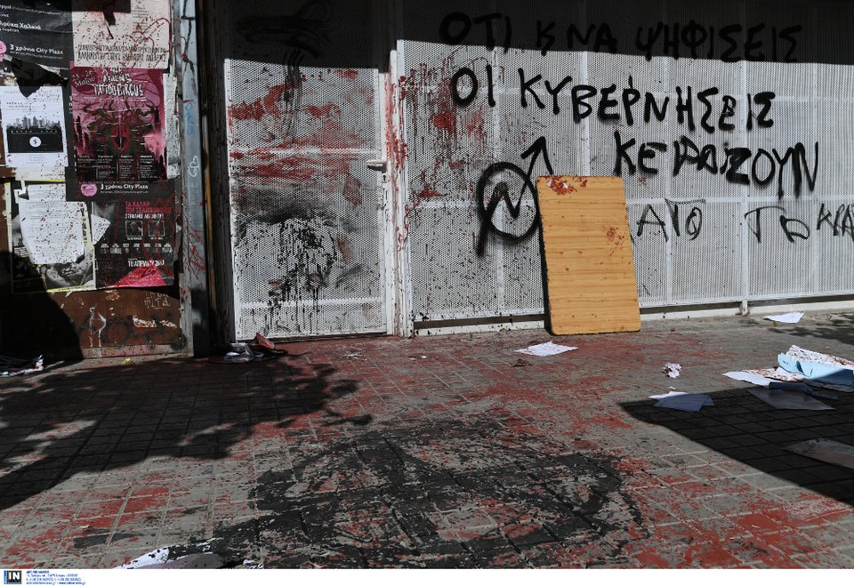 Περίπου 20 άτομα πέταξαν πέτρες και μπογιές στα γραφεία του ΣΥΡΙΖΑ στα Εξάρχεια/Φωτογραφία: Intime
