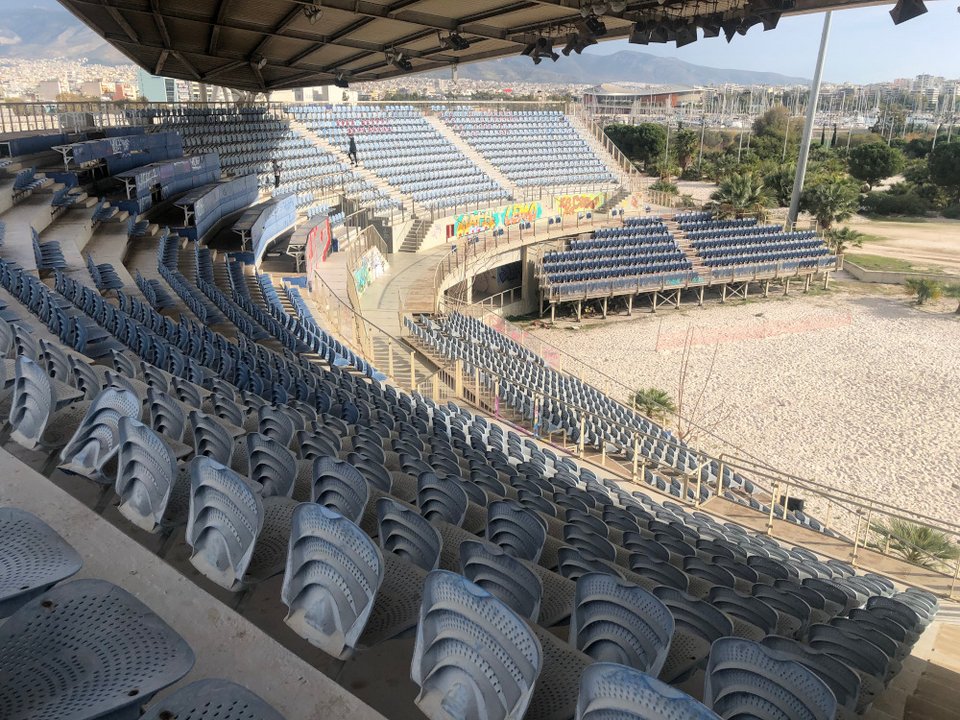 Η αριστερή πλευρά των εξεδρών στο γήπεδο στο Φάληρο