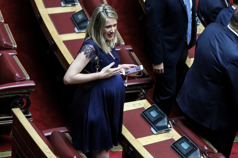 Η Αννα Ευθυμίου στην παρθενική της εμφάνιση στην Βουλή