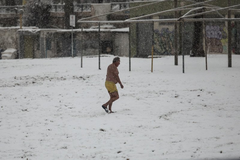 Ο χειμερινός κολυμβητής που μπήκε στη θάλασσα / Φωτογραφία: EUROKINISSI/ΓΙΑΝΝΗΣ ΠΑΝΑΓΟΠΟΥΛΟΣ