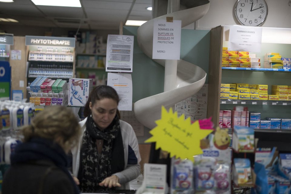 Η έξαρση των κρουσμάτων κορωνοϊού είχε ως αποτέλεσμα την έλλειψη διάθεσης μασκών στην Γαλλία