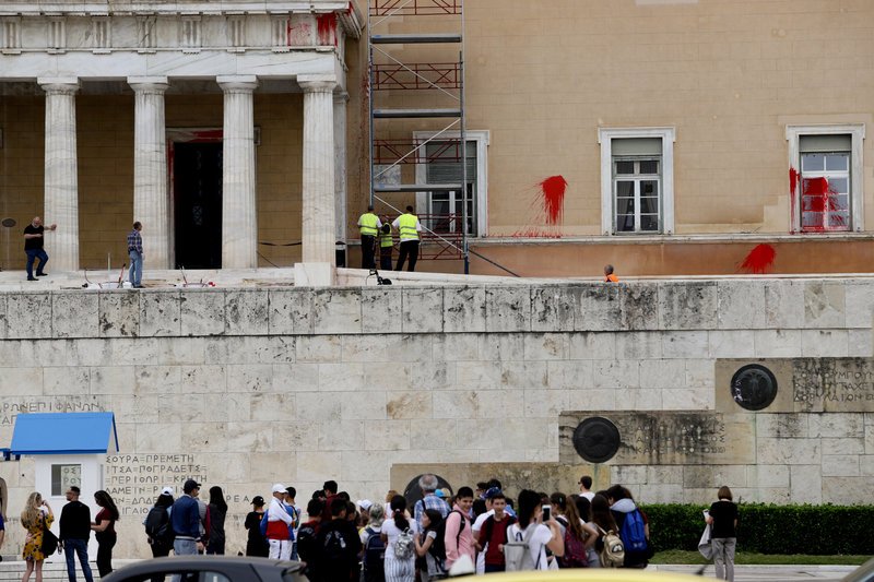Δυσφήμιση για τη χώρα. Επισκέπτες της Αθήνας φωτογραφίζουν την εικόνα ντροπής στη Βουλή και γελούν.