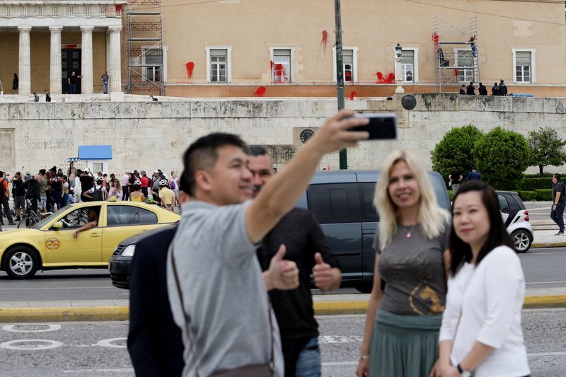 Βγάζουν selfie και γελάνε οι τουρίστες με την εικόνα ντροπής της Βουλής