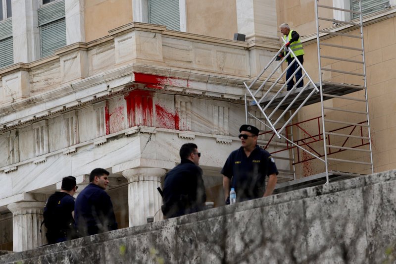 Κατόπιν εορτής (βανδαλισμού της Βουλής) τοποθετήθηκε ισχυρή αστυνομική δύναμη, η οποία επιτηρεί τα συνεργεία