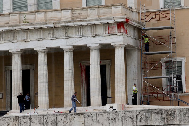 Φασίνα στη Βουλή. Με σκαλωσιές και σφουγγαρίστρες μαζεύουν τα… σπασμένα του Ρουβίκωνα