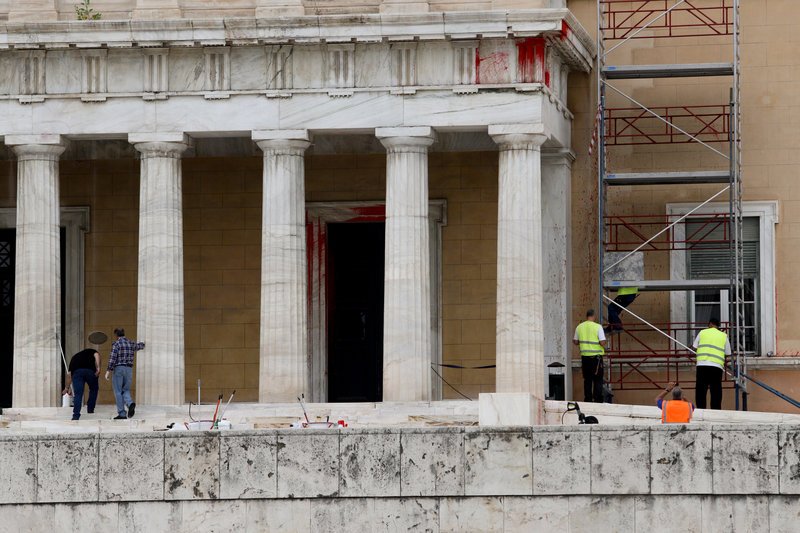 Με πλυστικά, σφουγγάρια και σφουγγαρίστρες ξεκίνησε ο καθαρισμός στη Βουλή