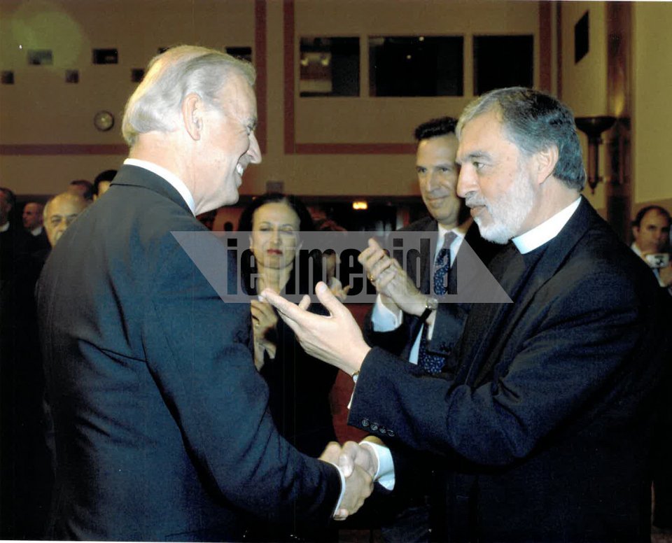 Ο Τζο Μπάιντεν με τον father Αλεξ